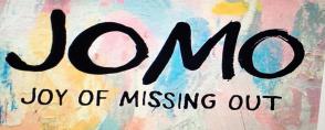 Imagen con la palabra JOMO (Joy of Missing Out), resaltando el contraste con el FOMO y promoviendo la alegría de perderse lo innecesario para disfrutar con plena conciencia.